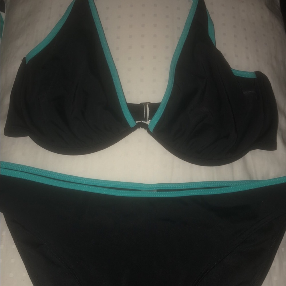Bikini - Picture 1 of 2
